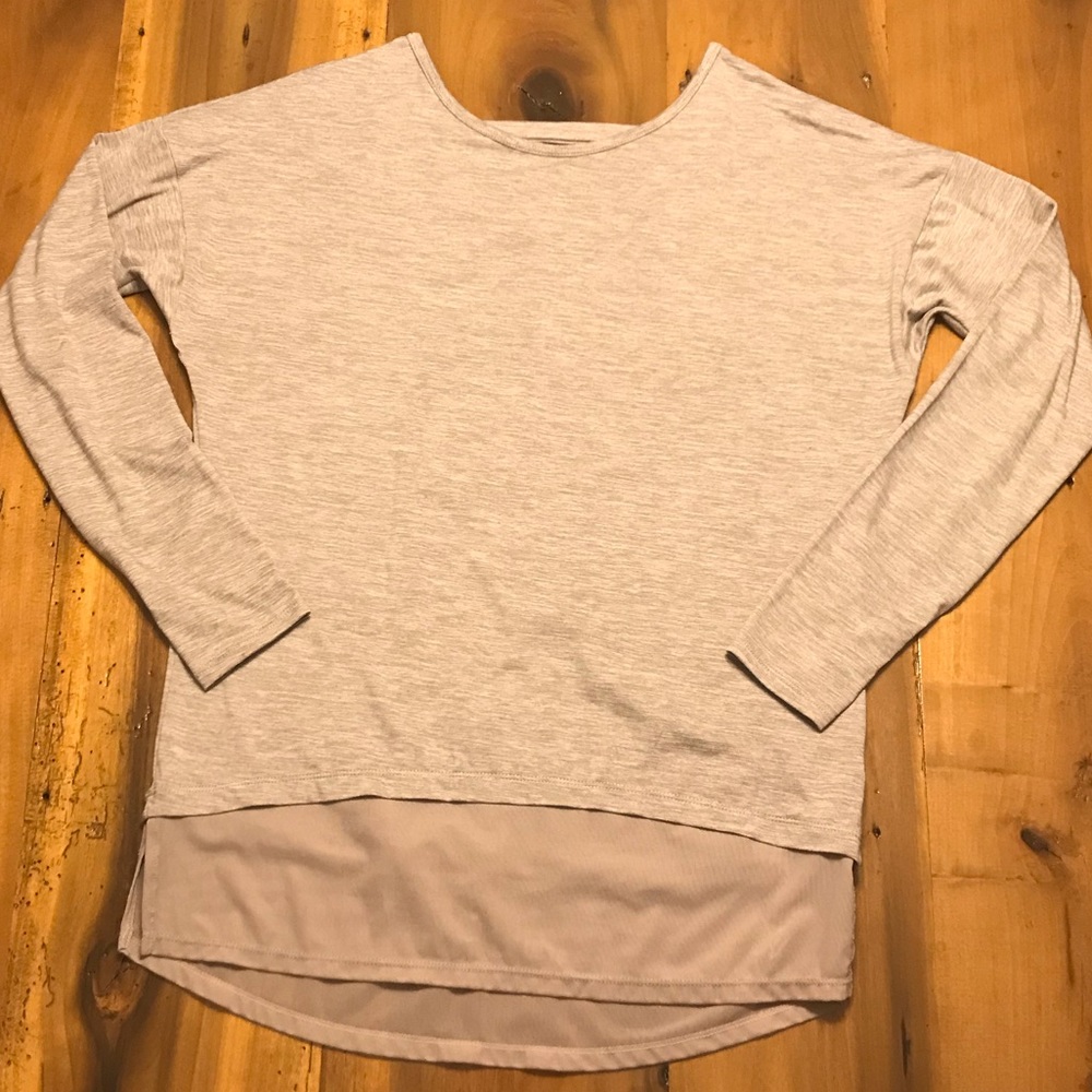 💥2/$15💥 Yoga top - Picture 1 of 3